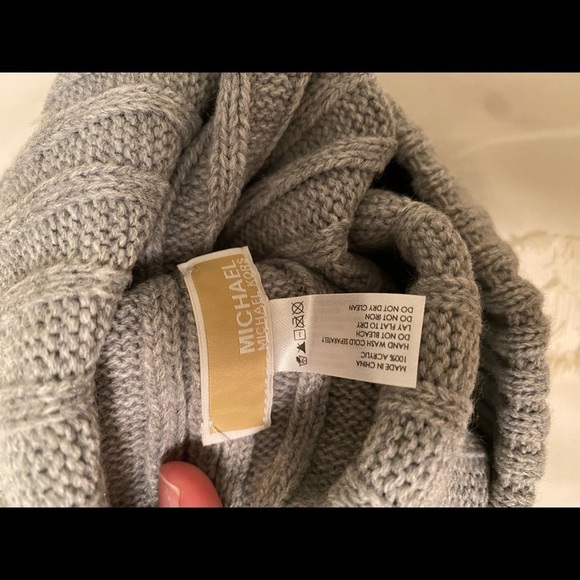 𝅺MICHEAL Kors Winter Beanie - Picture 6 of 9
